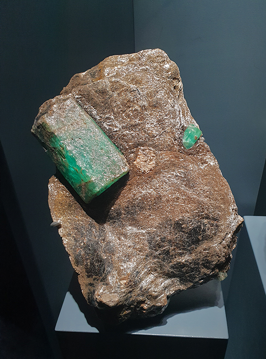 Pierres précieuses au Muséum d'histoire naturelle de Paris : des minéraux  aux bijoux, une fantastique aventure qui débute dans les entrailles de la  Terre